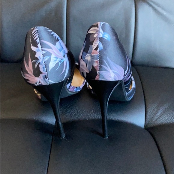 JustFab Floral Black Pump - Picture 3 of 7